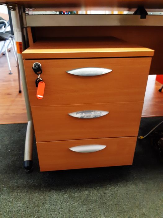 Biurko z zamykaną szafką