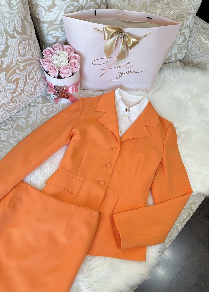 Красивый стильный костюм в цвете «мандарин», стильный костюм, комплект