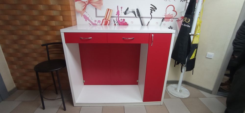 Продам манікюрний стіл.