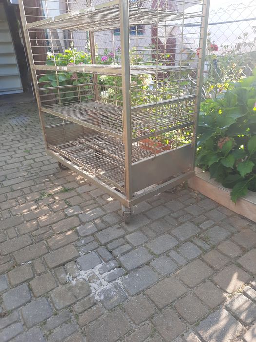 Metalowy regał na kołach