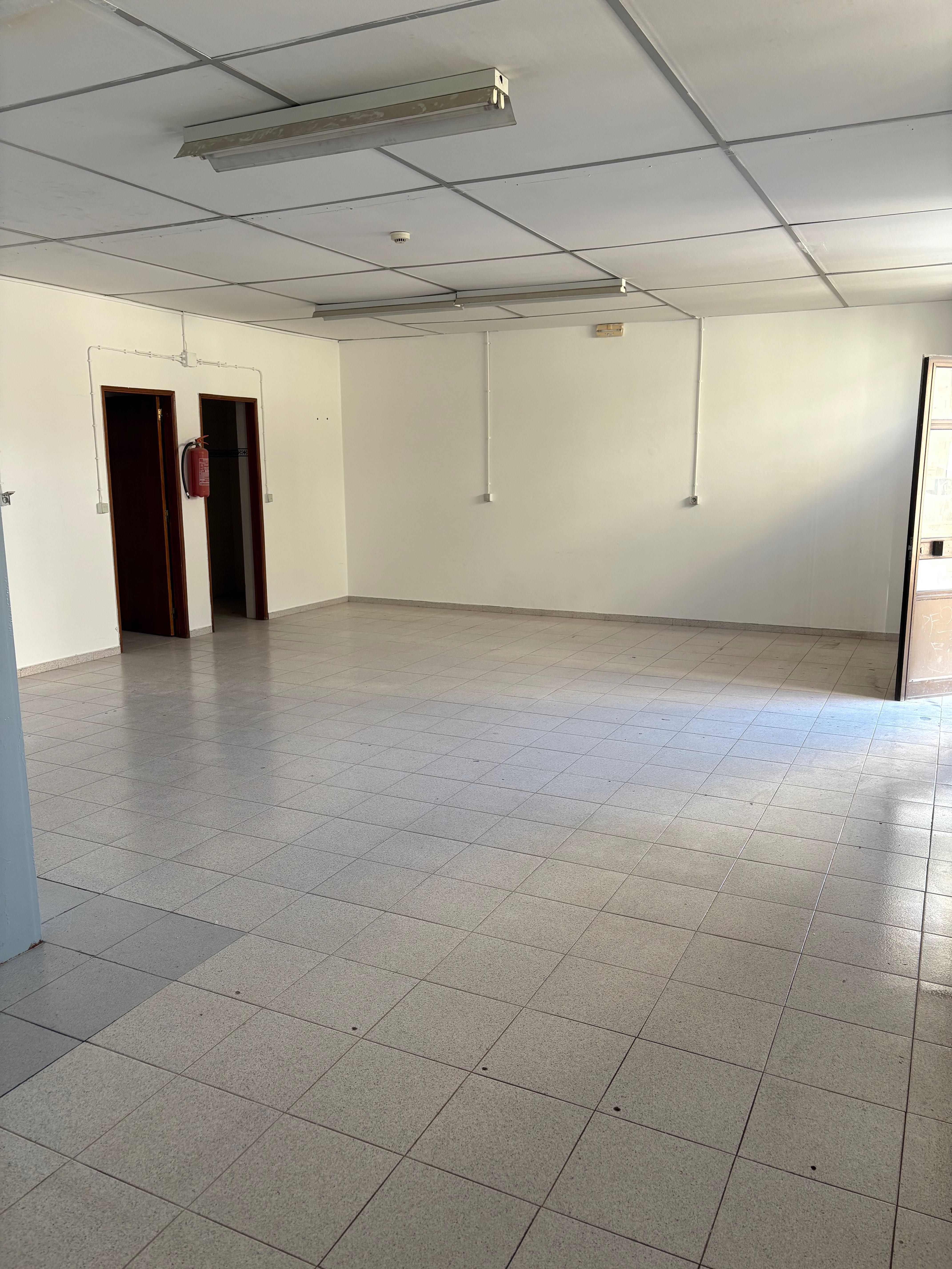 Aluga-se loja com 60 m2 em Tavira