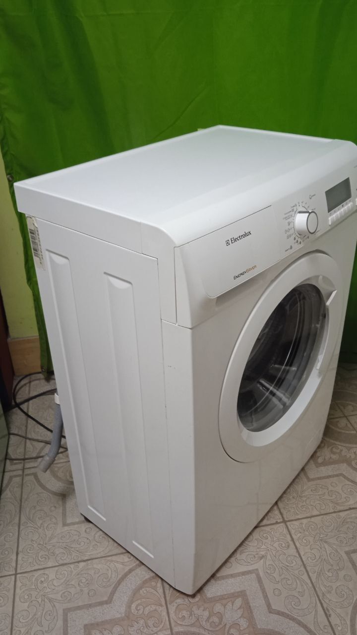 Пральна машина б/в Electrolux   5KG 1000 об/хвил дисплеем вузька 38 см