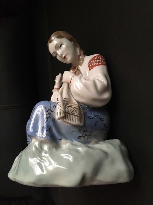 Статуетка порцелянова(фарфор) Вишивальниця. Городниця. СРСР.
