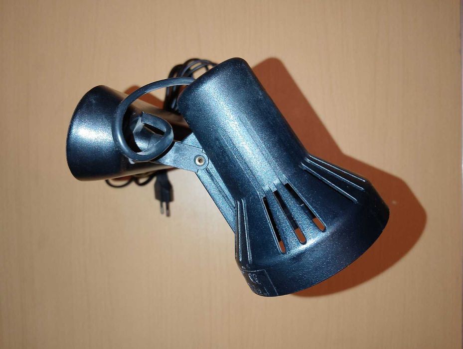 Светильник  направленный на две лампы . Люстра