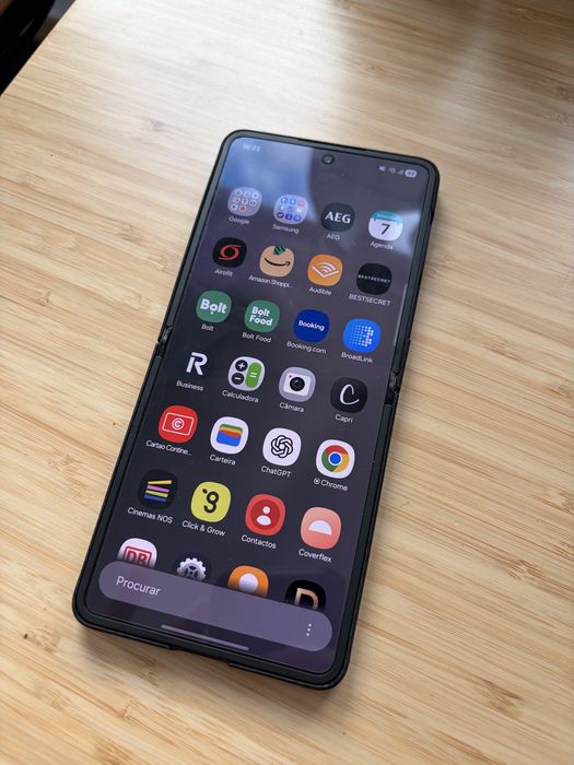 Samsung Z Flip 7 • 512GB • Como novo • C/ Capas / Proteção de Ecrã