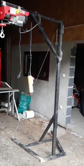Wciągarka z podstawą