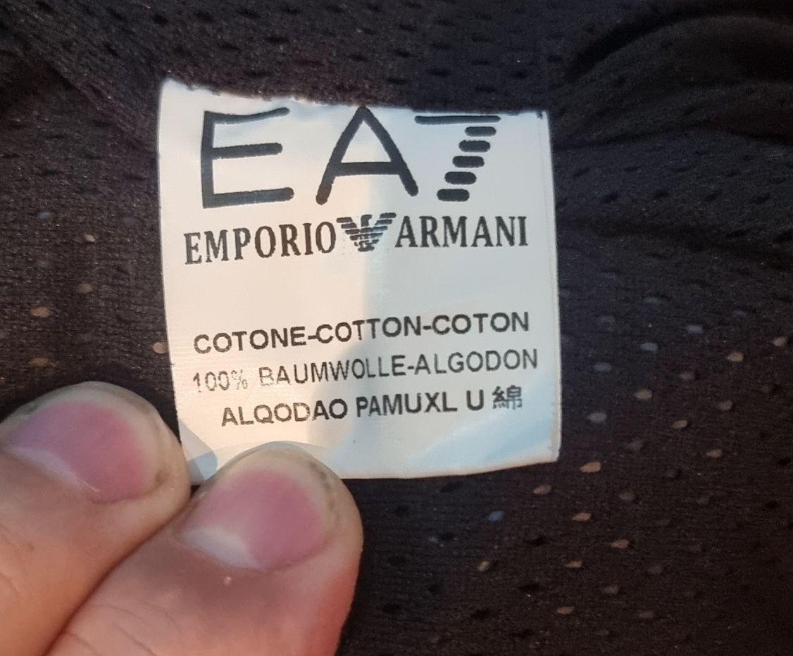 Um casaco tommy verde tropa, um casaco E.Armani azul