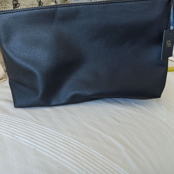 Bolsa Primark preta e dourada