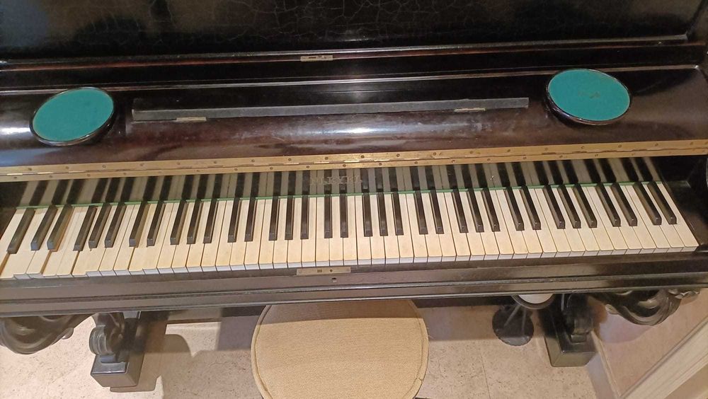 Piano Vertical Antigo – Elegância Clássica