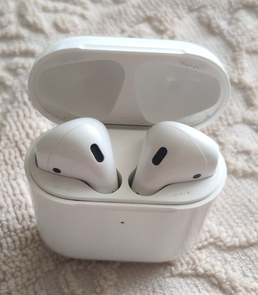 Airpods 2 (A1932) оригінал. Кейс и правий.