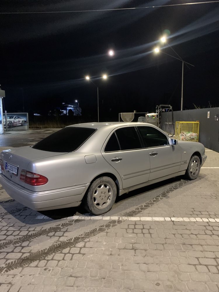 Mercedes-Benz e200 w210