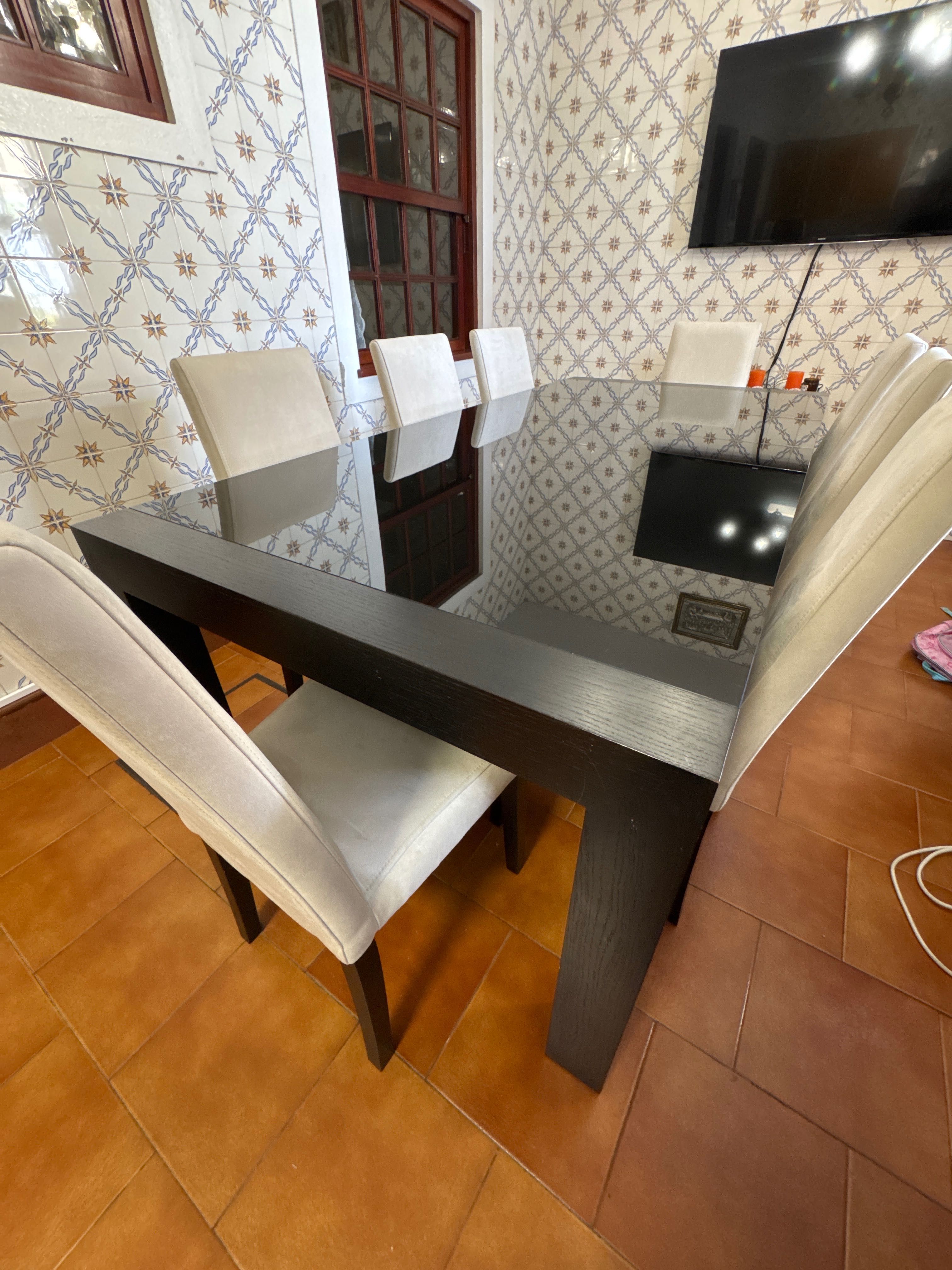 Mesa de Jantar com 8 Cadeiras – Tampo em Vidro Temperado
