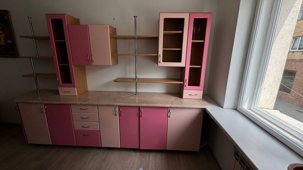 Стінка, в рожевому кольорі