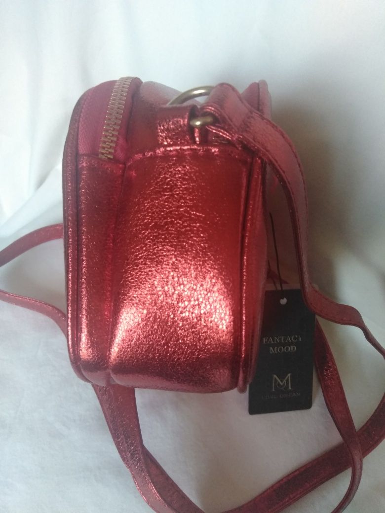 Эффектная вместительная сумочка трендового цвета "красный металлик"