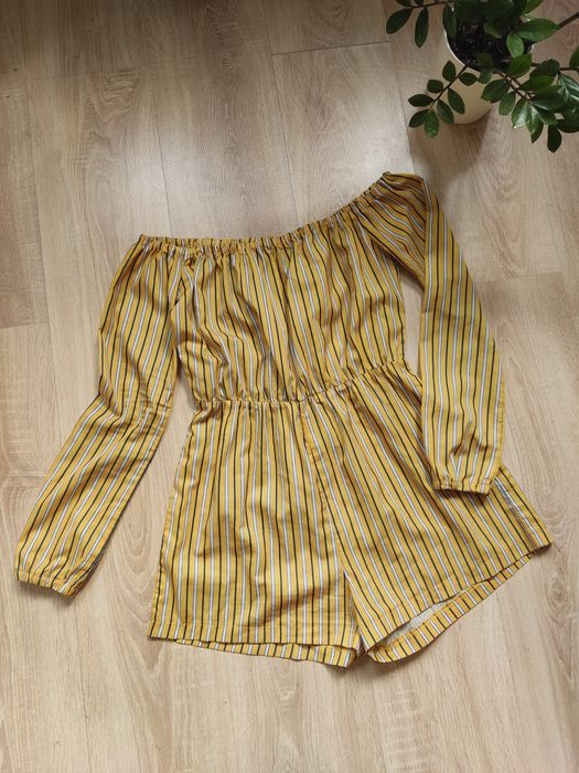 Musztardowy kombinezon w paski hiszpanka taliowany elegancki krótki