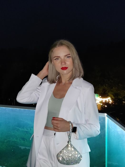 продам белый костюм женский Gepur