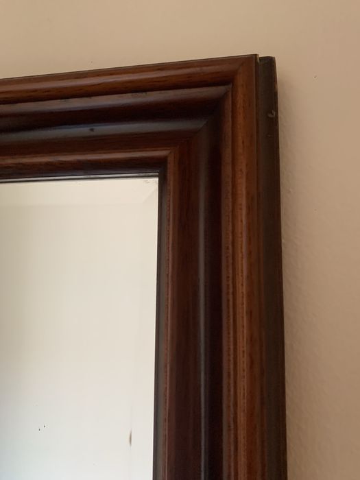 Espelho biselado com moldura em madeira
