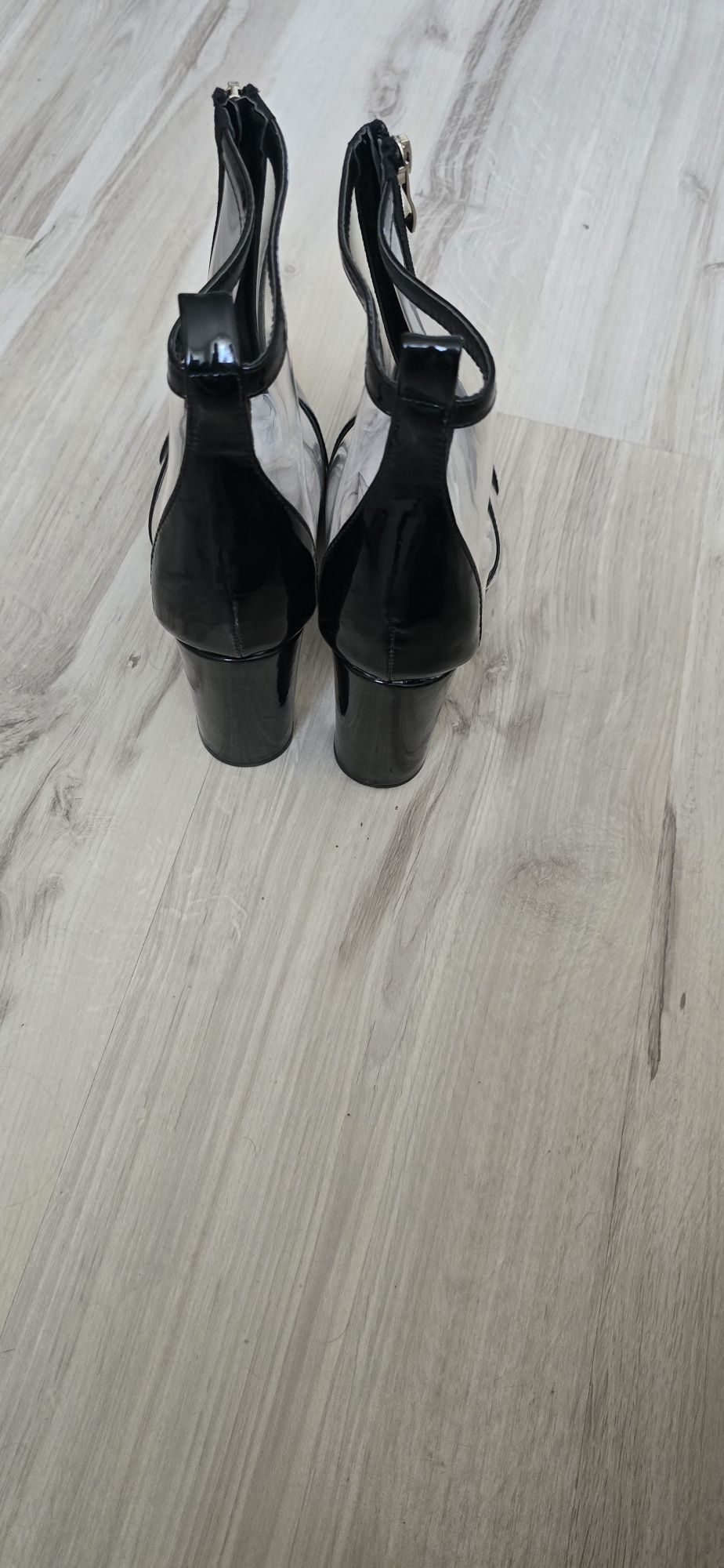 Czarne buty na obcasie