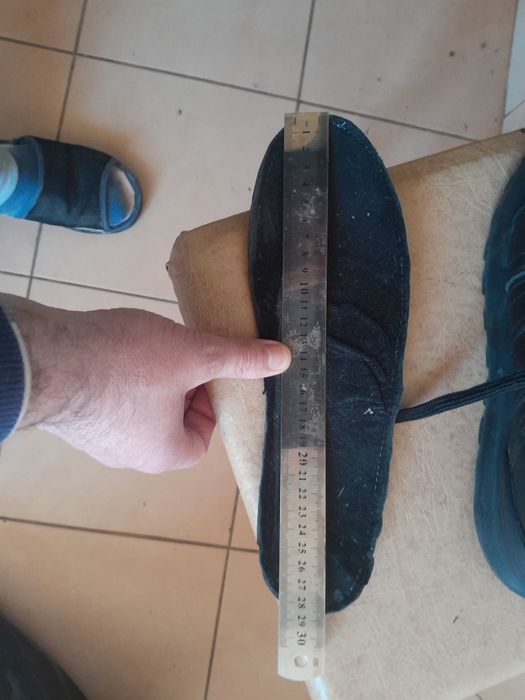 Продам осінні кросовки