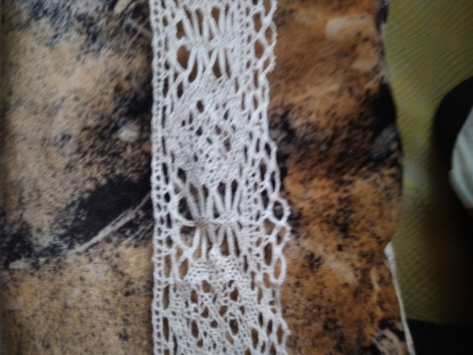 Лоскут, остатки гипюра.Кружево. Пуговицы.