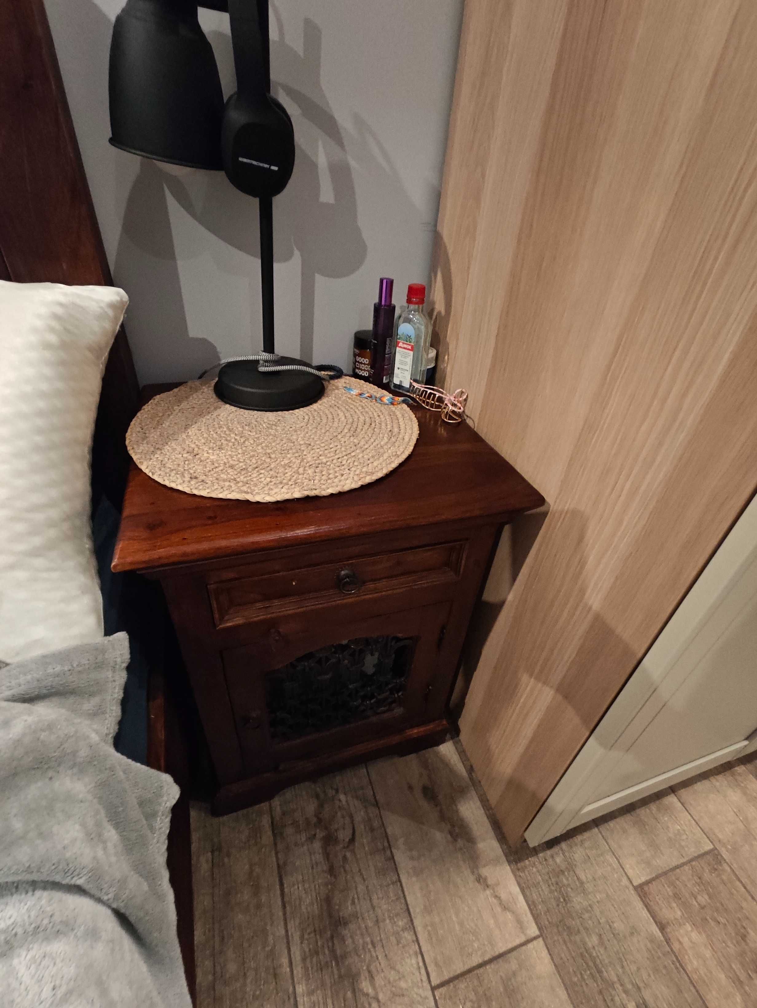 Łóżko Kolonialne Almi Decor Drewno Rama Łóżka 2 stoliki nocne materac