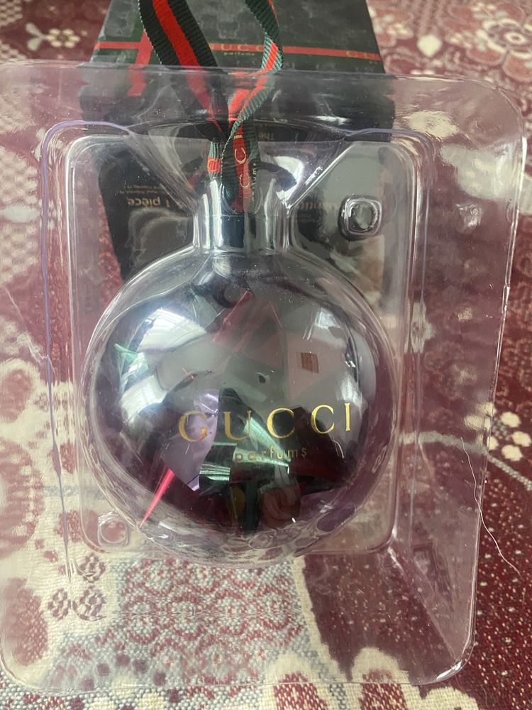 Рідкісна колекційна різдвяна прикраса Gucci 2013 року