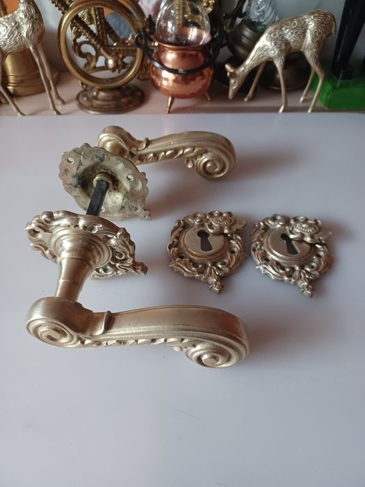 Duże klamki mosiężne.