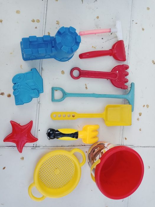 Іграшки для пісочниці