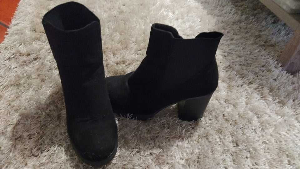 Botins com salto Pretos