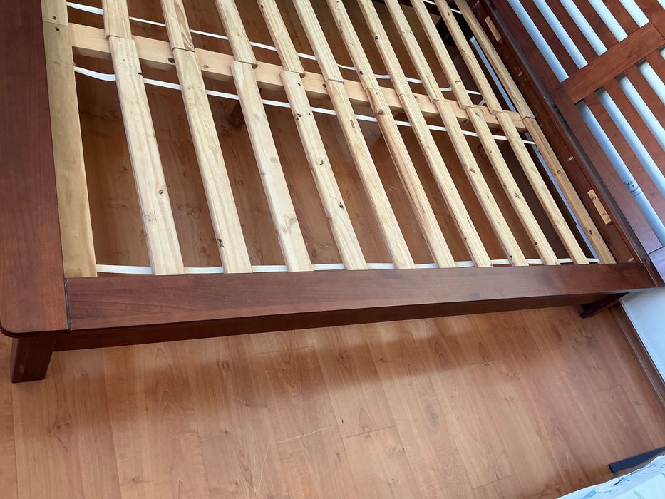 Como nova! Imbatível! Cama de casal em madeira maciça, pesada. Linda!