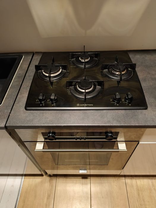 Blat kuchenny ze zlewem baterią i płytą gazową