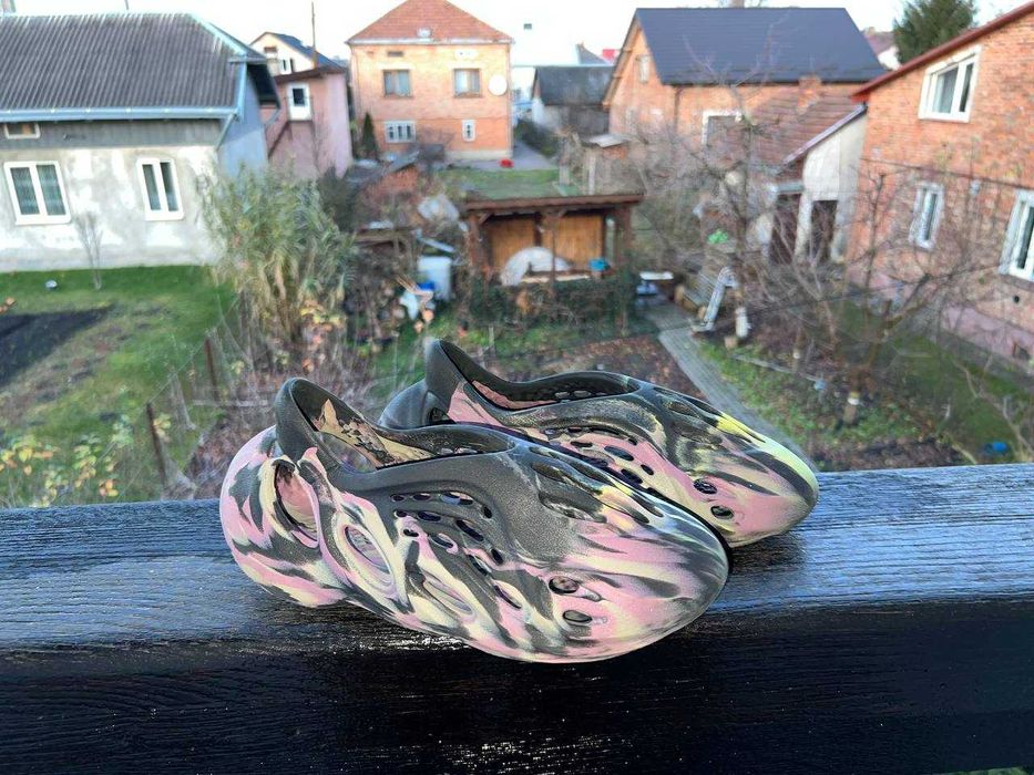 Тапочки Adidas Yeezy Foam RNNR Runner