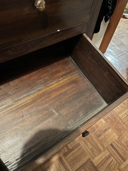 Cómoda antiga em madeira maciça