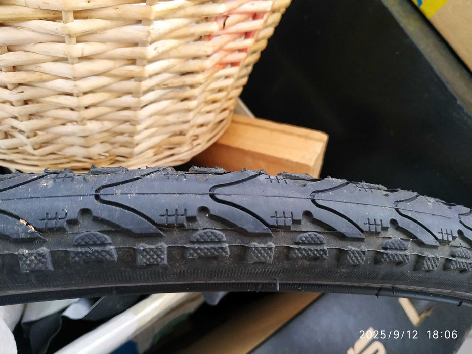 Продам покришки  28 б/в велосипедні
