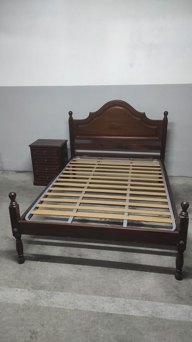 Cama de casal com mesa de cabeceira