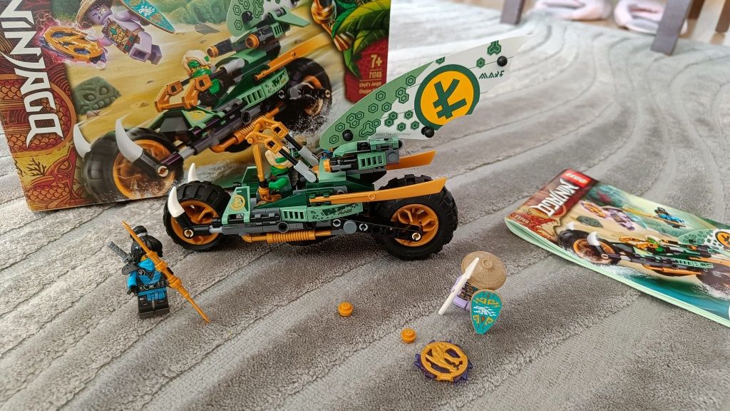 Zestaw LEGO Ninjago 71745 Dżunglowy Chopper Lloyda