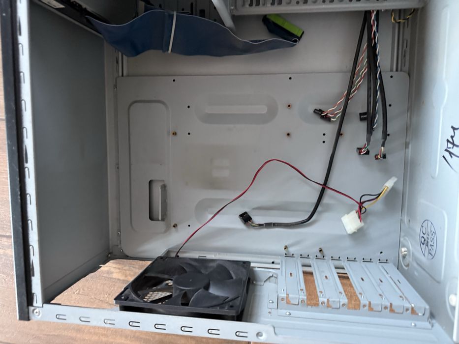 Корпус компютера повнорозмірний з приводом, кардрідером та кулером 120