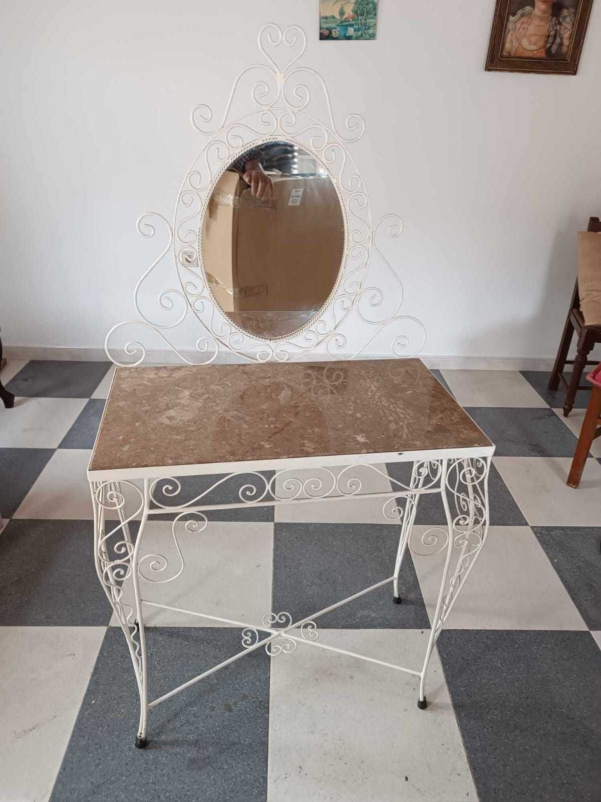 Cómoda de ferro antiga