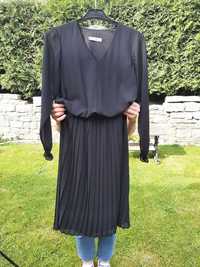 Klasyczna sukienka mała czarna z gumką w pasie, plisowany dół