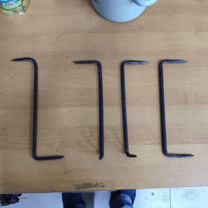 Металеві скоби для дерева