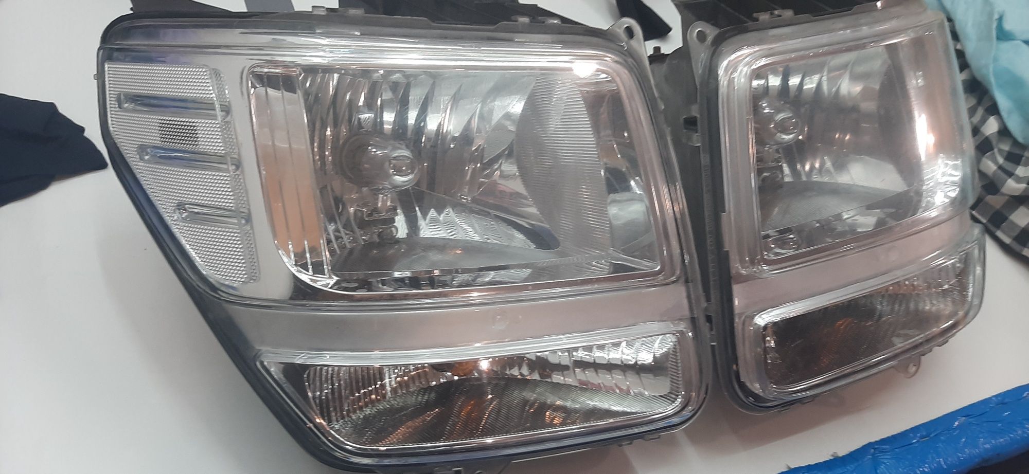 Оригінальні передні фари Dodge Nitro