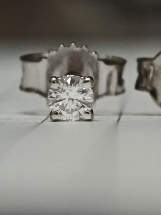 Золоті сережки з діамантами 0.2 ct, 750 проба.