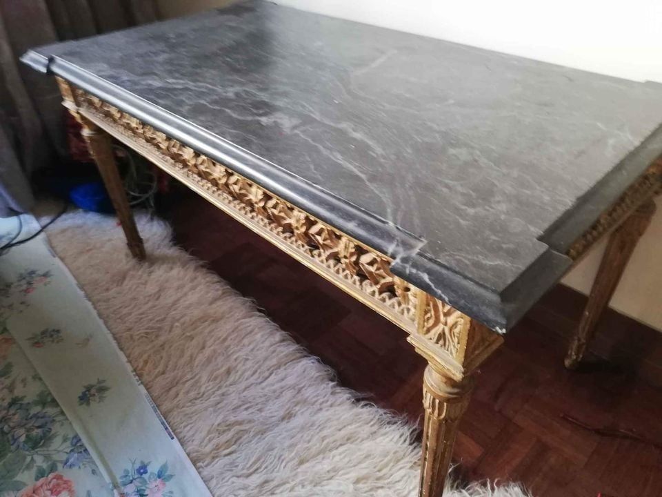 Mesa de centro em talha dourada com tampo em pedra mármore