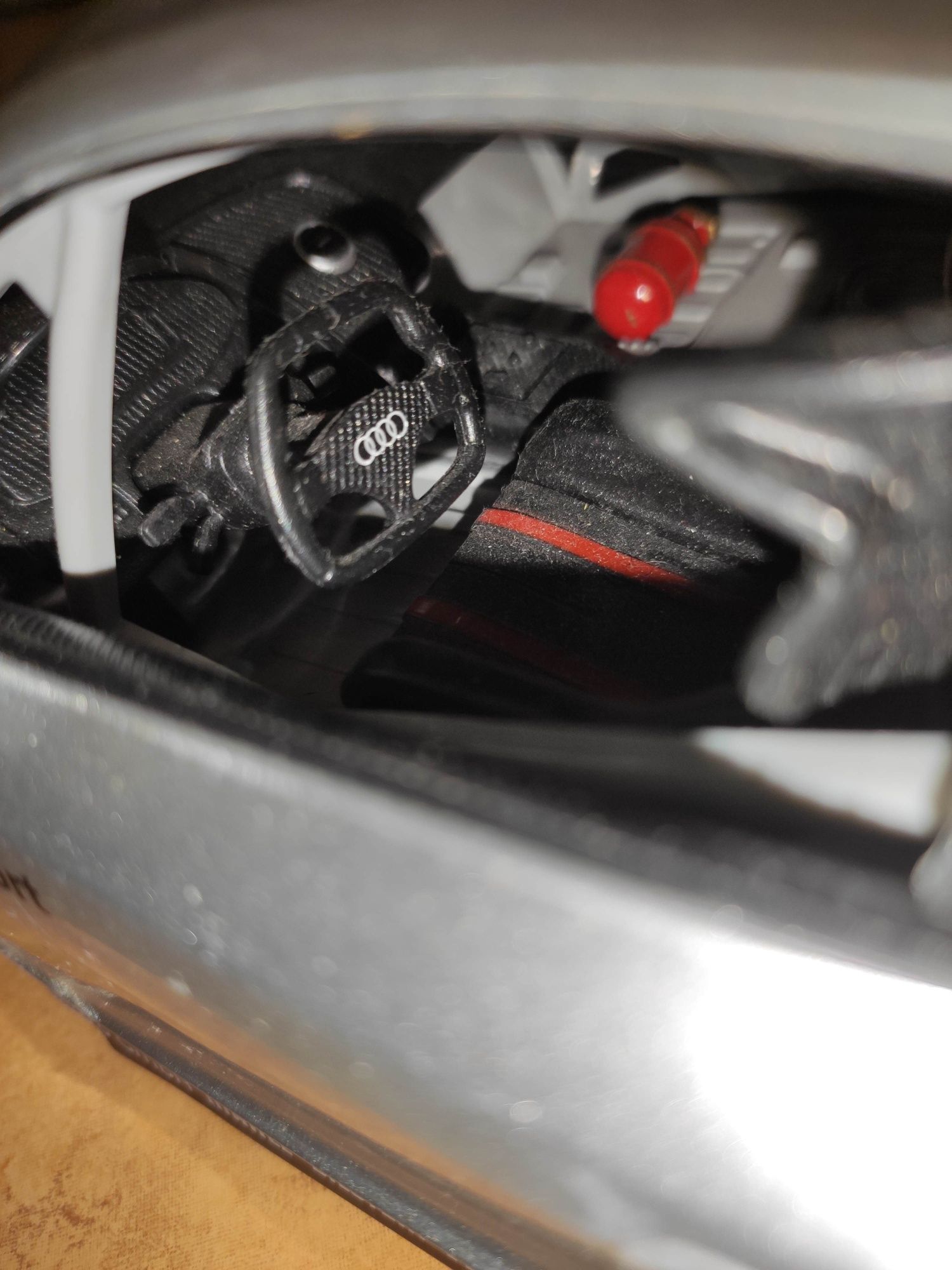 Auto zdalnie sterowane na radio pilota Audi R8 duże 32cm