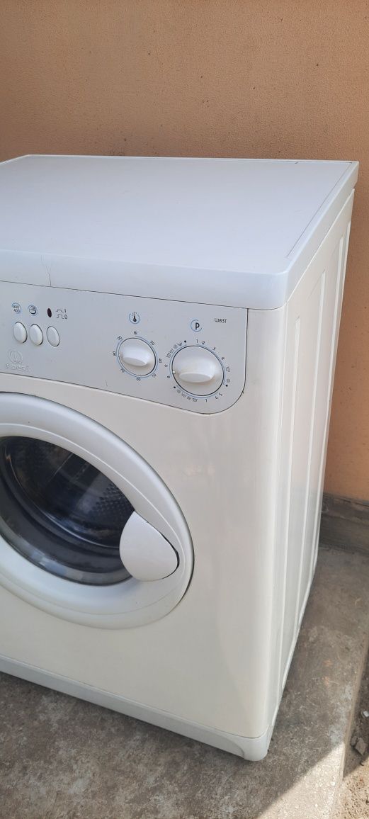 Продам стиральную машину Indesit w83t