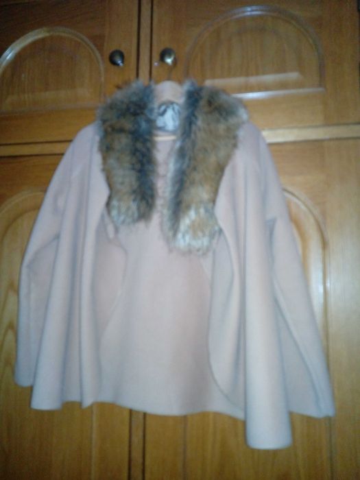 Casaco capa, de cor camel