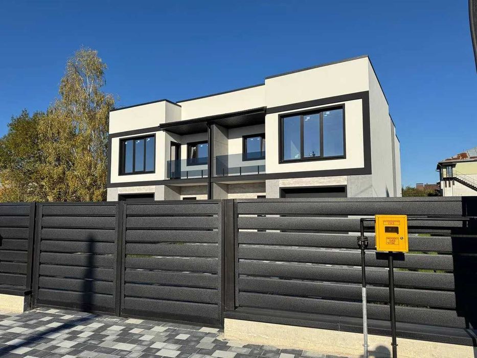 Сучасний дуплекс з великою ділянкою