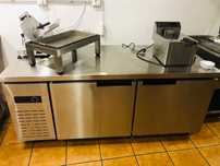 Bancada inox de conservação de 2 portas, Semi-novo.