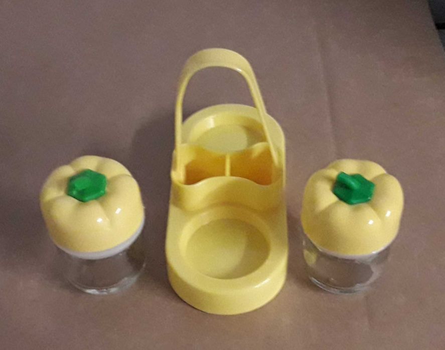 Saleiro e pimenteiro em plástico, tampa amarela de flor