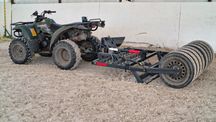 Równiarka do podłoży jeździeckich wraz z quadem Kawasaki KVF 360.